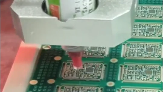 Dosagem de adesivo em placa de circuito